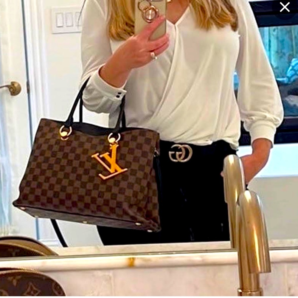 Price DROP LV. the riverside bag. Authentic new.